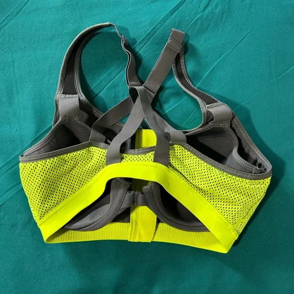 VS Knockout Sports Bra - Picture 2 of 5